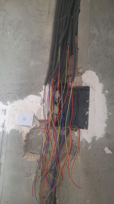 gəncədə işlənmiş ucuz qiymətə qapıların satışı: Divar içərisində istifadə üçün nəzərdə tutulmuş elektrik naqilləri