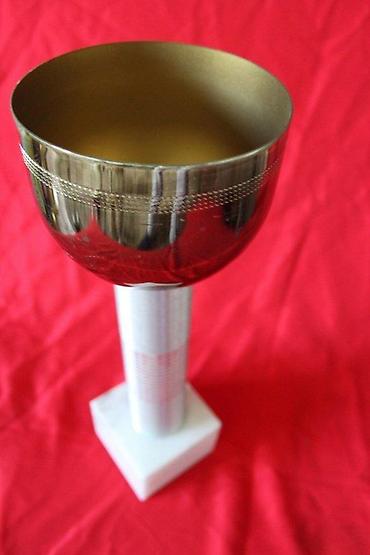 Stilski postamenti: STARI PEHAR | Stari pehar sa mermernim postoljem, visok oko 39 — 1