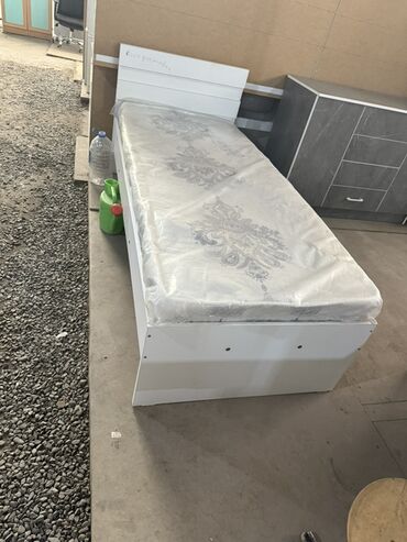 Односпальные кровати: Представлена кровать с мягким изголовьем, выполненная в сером цвете — 2