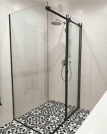 Душевые перегородки и ограждения: Угловая душевая перегородка с раздвижной системой дверного открывания — 12