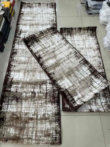 Tepisi i prostirke: Nova kolekcija
Set 3 staze
 (1) 76x250
(2) 63x140 — 1