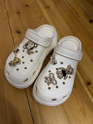 ağ sabolar: Məhsul: Crocs üslublu ağ rezin sabotlar, dekorativ Jibbitz bəzəkləri — 1