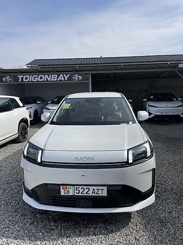 GAC: Электрический кроссовер AION V в белом цвете. Современный городской — 1