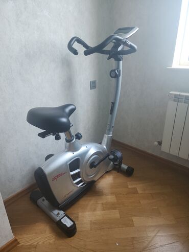 İdman çantaları: Gümüşü rəngli, tənzimlənən oturacaq və sükanı olan bu məşq velosipedi