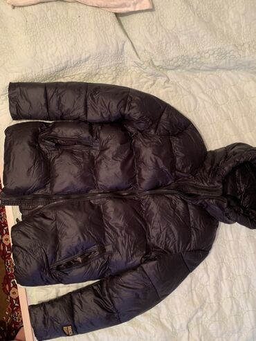 спортивные пуховики: Пуховик с капюшоном, черный цвет. Особенности: - Объемная стёжка