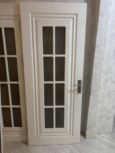 Otaq qapıları: Şüşə panelləri olan ağ rəngli daxili qapı. Bu qapı müxtəlif otaqlar