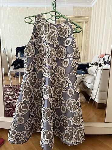 ağ donlar instagram: Gümüşü-boz rəngdə, iri güllü aplikasiyalı zərif qolsuz don. - Model — 1