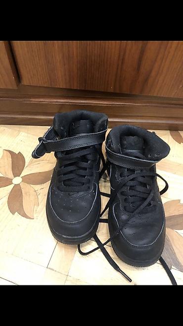 bas ortusu: Nike Air Force 1 Mid – tam qara rəng - Model: AF1 Mid (orta boğaz) - — 1