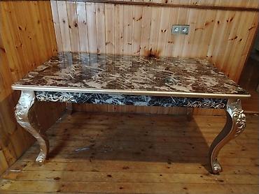 stol sekilleri: Mərmər naxışlı səthə malik düzbucaqlı masa. Üst hissəsi tünd qəhvəyi — 7