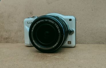 камера на машины: Panasonic LUMIX GF3 белого цвета. Оснащена объективом Olympus M.ZUIKO