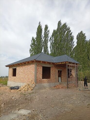 кара жыгач продаю дом: Одноэтажный кирпичный дом с четырехскатной крышей - Материал стен