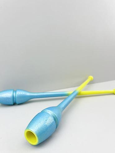 Digər idman və istirahət malları: №: 1325 Məhsulun adı: Bədii gimnastika üçün gürz, mavi/sarı, 35 sm — 1