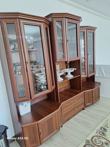 настенный шкаф: Классический витринный шкаф из дерева с секциями для хранения и