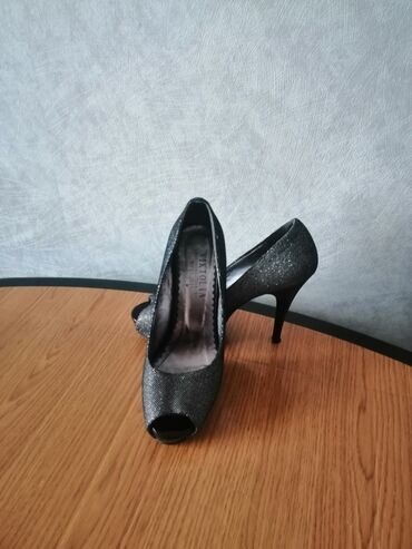 женские классические туфли на танкетке: Размер: 39, цвет - Серебристый, Б/у