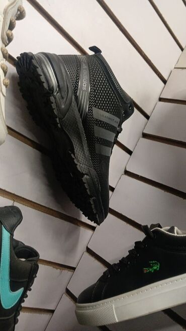 Кроссовки и спортивная обувь: Мужская обувь (несколько моделей) 1) Кроссовки серо‑чёрные Waterproof — 9