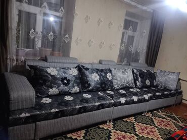 диван для гостиной купить: Прямой диван серого цвета с декоративными подушками. Обивка сидений и