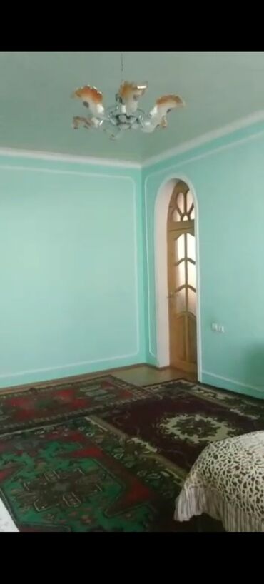 Həyət evləri və villaların satışı: Satış üçün həyət evi. Yerdən kürsili,geniş 3otaq və 1zal, əşyalarla — 10