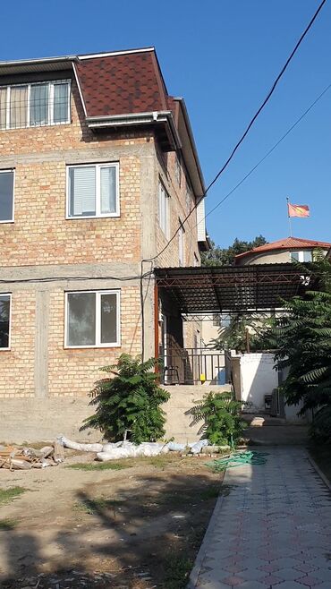 Долгосрочная аренда домов: 360 м², 6 комнат, Бронированные двери, Подвал, погреб, Забор, огорожен