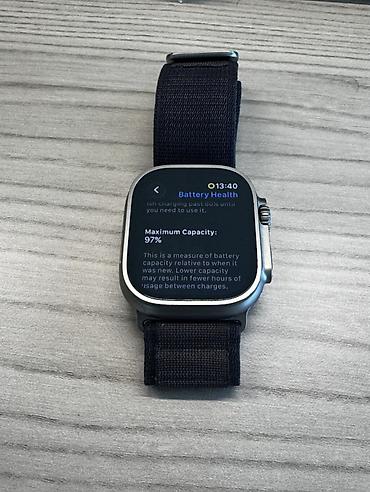 Apple Watch Ultra (49 mm) – titandan korpus, fırlanan Digital Crown və