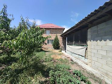 Продажа коттеджей и домов: Срочно продаю двух этажный дом в верхней части города Кара-Балта на — 4