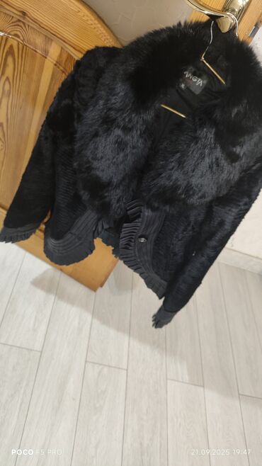 qara cins pencekler: Qara rəngli xəz jaket - Material: yumşaq xəz teksturası