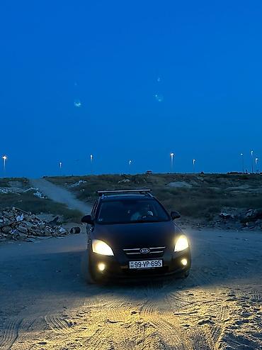 Kia: Kia Cee’d, qara rəng, hetçbek/kombi kuzov. Ön hissədə xrom elementli — 3