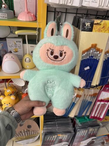 мощный игрушечный пистолет: Labubu Şirin peluş oyuncaq – qulaqcıqlı dovşan kostyumunda gülərüz