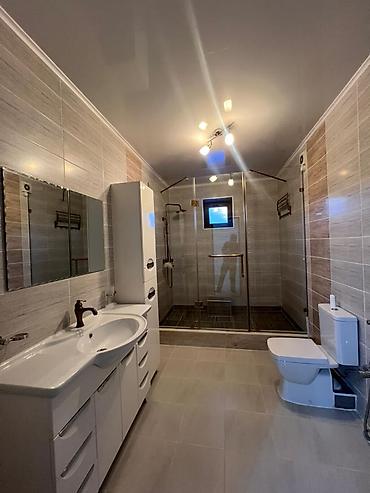 Продажа коттеджей и домов: ЧЕКЧЕЙГЕН ЖЕР ҮЙ САТЫЛАТ!!! 1-линияда жайгашкан ✅ Жери: 20 соток ✅ Үй — 15