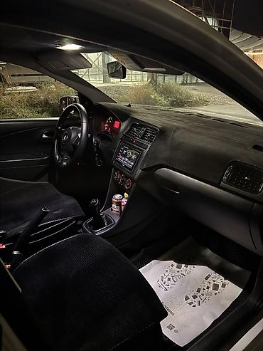 накитки: Volkswagen Polo: 2013 г., 1.6 л, Механика, Бензин, Седан — 6