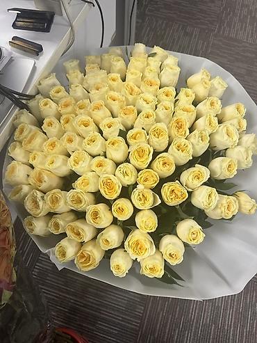 роза в колбе цена: Букет из кремово-жёлтых роз — крупный, плотный, в классической круглой — 1