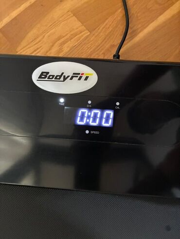 qaçış aparatı: BodyFit qaçış trenajoru - Rəqəmsal LED panel: vaxt (TIME), məsafə