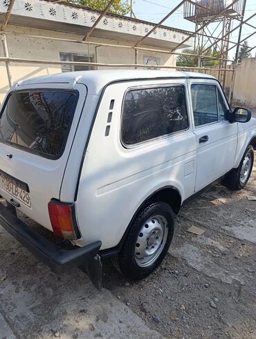VAZ (LADA): Model: Lada Niva (VAZ 2121/21214 seriyası, 3 qapılı), ağ rəng. Gövde — 1