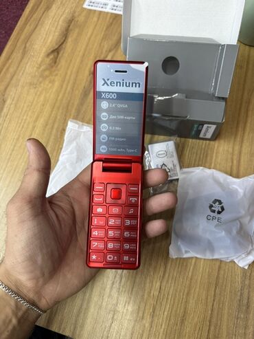 Poco: Xenium X600 model mobil telefon, qırmızı rəngdə, qapaqlı dizaynı ilə