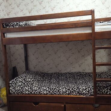 шатура мебель: Продаю б/у двух ярустную кровать с матрасами, сделано из натурального