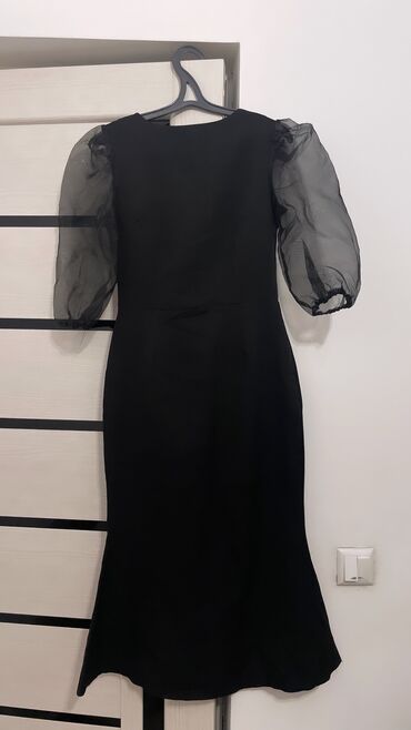 вечерние платья черное: Вечернее платье, Средняя модель, С рукавами