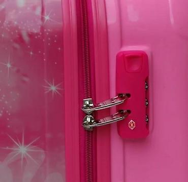 passage kaputi: Dečiji kofer u roze boji sa motivom Barbie lutke i dva psa. Izrađen je — 5