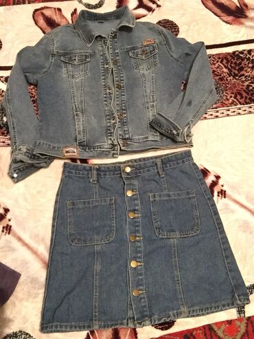 джинсовый блейзер in Кыргызстан | КОСТЮМЫ: Джинсовка почти новая одевала только 2,3 разапродаю за 700с(