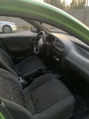 деу лонос: Автомобиль Daewoo Lanos в салатовом цвете, представленный в кузове