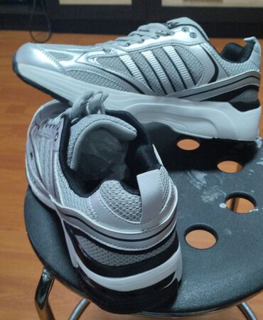 Кроссовки и спортивная обувь: Мужские кроссовки, 42, Adidas, Новый, цвет - Серебристый, Самовывоз