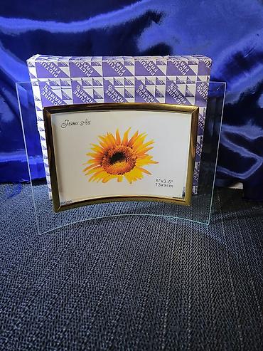 Slike i ramovi: Stakleni nov ram za sliku. Sve na ramu je odsjaj od svetla. Ram — 1