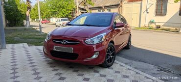 Bu tünd qırmızı Hyundai Accent avtomobili rahat və etibarlı nəqliyyat
