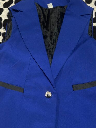 Dəstlər, kostyumlar: İkinci el paltarlar Məhsul: 2 ədəd üst geyimi dəsti 1) Qolsuz qadın — 2