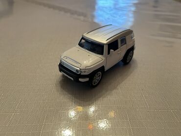 Oyuncaqlar: Təcili Satılır…Endirim Var… Toyota FJ Crusier modelkası
