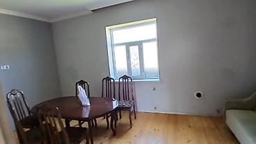 Günlük kirayə evlər: 2 otaqlı həyət evi - Plan: giriş pilləkənli eyvan, 2 ayrı otaq (yataq — 4