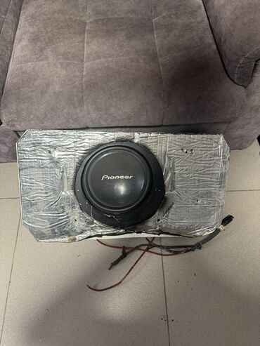 компактный буфер: Автомобильный сабвуфер Pioneer TS-W309S4 в корпусе, обтянутом