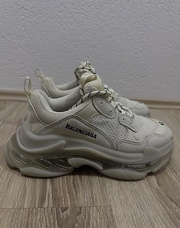 👟 Balenciaga Triple S 📏 Broj: 42 ✔️ Nošene svega nekoliko puta ✔️ na lalafo.rs 👟 Balenciaga Triple S 📏 Broj: 42 ✔️ Nošene svega nekoliko puta ✔️