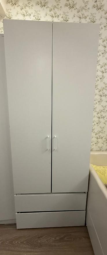 siyirmeli: Ağ rəngli iki qapılı paltar dolabı - Minimalist dizayn, ağ korpus və — 3
