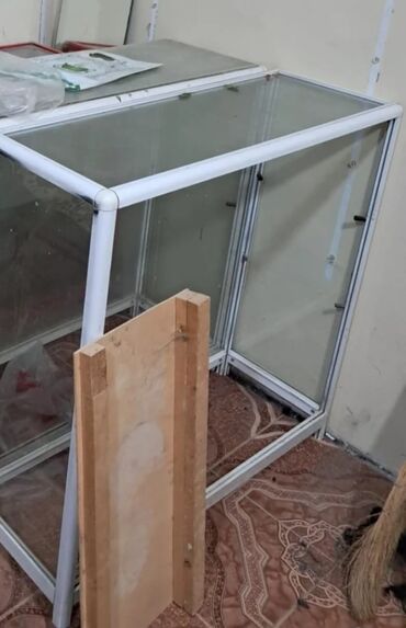 Оборудование для красоты и эстетики: Şüşə vitrin/qablaşdırma stendi - Material: möhkəm alüminium karkas və