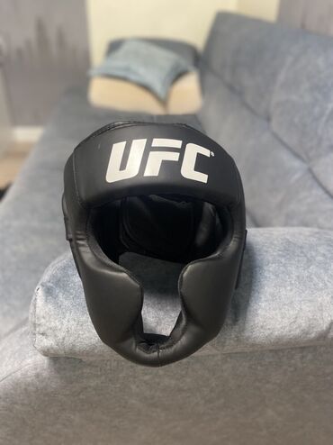 затычки для ушей для плавания: Защитный шлем UFC черного цвета, предназначенный для единоборств. Шлем