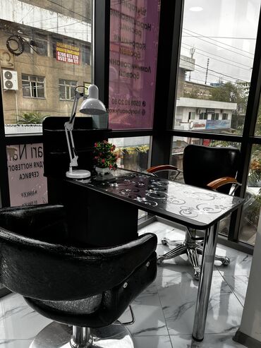 стол парикмахера: Сдается маникюрный стол в аренду или на проценты 50/50. маленький